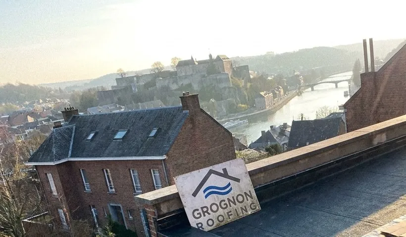 Vue depuis un toit plat namurois en cours d'étanchéité vers la Citadelle et la Meuse, panneau Grognon Roofing posé sur le muret